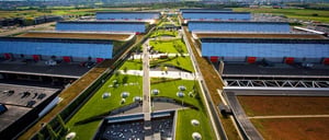 Aufsicht der Messe Stuttgart mit begrüntem Dach, Solarzellen und moderner Architektur.