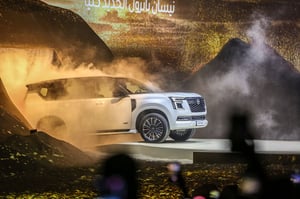 SUV fährt durch sandiges Gelände mit aufgewirbeltem Staub, demonstriert Offroad-Fähigkeiten und Robustheit.