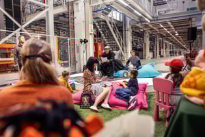 Mitarbeiterevent mit bunten Sitzgelegenheiten und entspannten Gästen