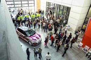 Mitarbeiterevent mit großer Gruppe in Halle und Autoausstellung