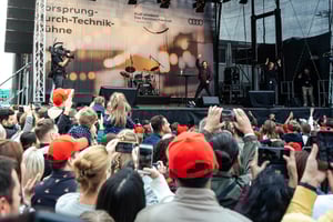 Mitarbeiterevent mit Live-Auftritt auf Outdoor-Bühne und Publikum