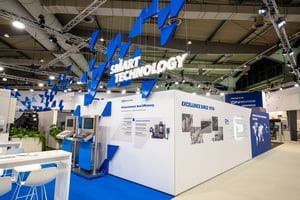 Messestand von DN Solutions auf der EMO 2025 mit großem Schriftzug ‚Smart Technology‘, weißen Wänden und modernen Maschinenpräsentationen.