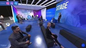 Vortragsbereich des virtuellen Haufe-Messestands mit der Aufschrift „Stage“ und Zuhörern auf schwarzen Sitzwürfeln.