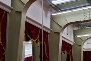 Architektonisches Detail der Ausstellung bei Hauser & Wirth Zürich mit hohen Bögen, tiefroten Samtstoffen und industriellen Deckenelementen, die den historischen Charakter des Ausstellungsraums betonen.