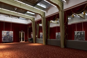 Weitwinkelansicht der Ausstellung von Avery Singer bei Hauser & Wirth Zürich. Großformatige Gemälde sind zwischen markanten Bögen und roten Vorhängen im historischen Galerieraum installiert.