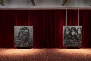 Zwei großformatige Gemälde von Avery Singer hängen vor einem durchgehenden roten Samtvorhang in der Ausstellung bei Hauser & Wirth Zürich. Die Arbeiten werden durch die offene Präsentation im Raum hervorgehoben.