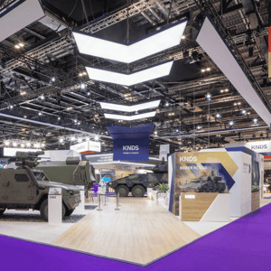 KNDS Ausstellungsstand auf der DSEI London, einer internationalen Luft- und Raumfahrt Messe sowie Verteidigungsmesse, mit gepanzerten Fahrzeugen und Markenpräsentation.