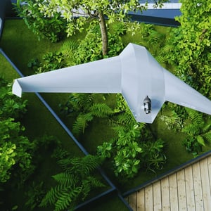 Unbemanntes Luftfahrzeug auf einer Aerospace Messe für Luft- und Raumfahrt sowie moderne Verteidigungstechnologien.