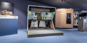 Interaktiver Trainingsbereich im Innern des KNDS-Markenraums mit dem „Leclerc XLR