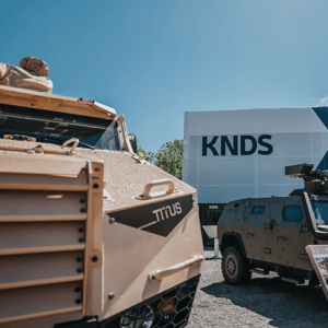 Detailansicht gepanzerter Fahrzeuge am KNDS Messestand auf der EUROSATORY, einer internationalen Rüstungsmesse.