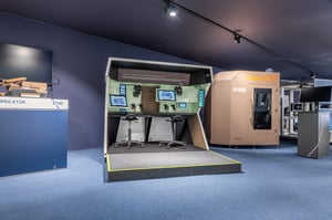 Interaktiver Trainingsbereich im Innern des KNDS-Markenraums mit dem „Leclerc XLR