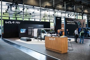 Überblick über den Kia PBV-Messestand auf der IAA Transportation 2026 mit Fahrzeugpräsentationen, Beratungsbereichen und offenem Standkonzept.