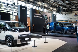 Überblick über den Kia PBV-Messestand auf der IAA Transportation 2026 mit Fahrzeugpräsentationen, Beratungsbereichen und offenem Standkonzept.