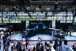 Kia Messestand auf der IAA Transportation 2026 mit Präsentationsbühne, Fahrzeugen des PBV-Portfolios und Besuchern während der Einführung des neuen Kia PV7.