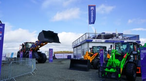 Übersicht des zweigeschossigen LiuGong Messestands auf der Steinexpo mit Baumaschinen, Markenkennzeichnung und Hospitality-Bereich.