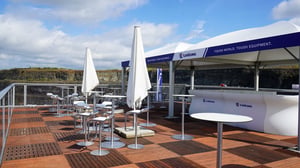 Lounge- und Hospitality-Bereich des LiuGong Messestands auf der Steinexpo mit Blick auf den Steinbruch.