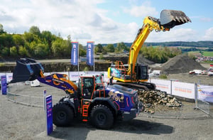 LiuGong Baumaschinen auf dem Messestand der Steinexpo im Steinbruch mit Raupenbagger und Radlader im realen Einsatzumfeld.
