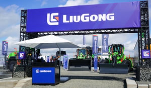 Eingangsbereich des LiuGong Messestands auf der Steinexpo mit markantem Markenportal und ausgestellten Baumaschinen.