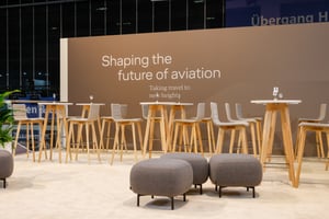 Close-Up von der Hospitality-Etage auf dem Doppelstock, minimalistisch in braun und beige Tönen eingerichtet mit gemütlichen Ecken, um Gespräche zu führen