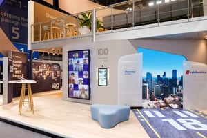 Naher Schnappschuss von dem Lufthansa Stand mit dem interaktiven Part auf dem man ein VR-Spiel spielen konnte (Wellenreiten) und die 100 Jahre Luft Hansa-Ecke