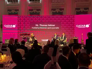 Eine weitere Bühnenansicht mit Thomas Helmer, Fußballprofi und Sportjournalist, der bei der Veranstaltung spricht.