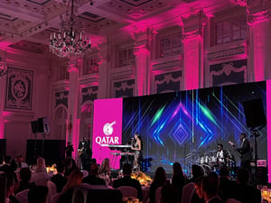 Nicole Sherzinger singt live auf dem QATAR Event auf einer großen Bühne vor einem Publikum.