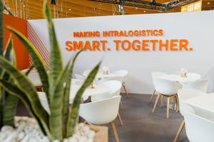 Detailaufnahme des STILL Messestandes auf der LogiMAT 2026 mit einem Blick in den Hospitalitybereich, der der Schriftzug 