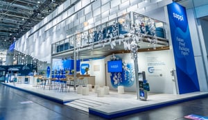 Ein Corner Shot von Sappi's Messestand 2026 mit Papier-Blumen Details im Doppelgeschoss