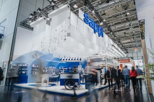 Sappi's Messestand auf der Hinterpack 2026 mit Menschen, die den Stand betreten.