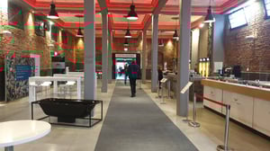 Geräumiger Eingangsbereich eines Gebäudes mit modernen Möbeln.