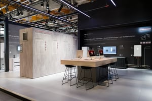 Detailansicht des STIEBEL ELTRON Messestandes mit Beratungstisch und Produktpräsentationen für nachhaltige Heiz- und Energiesysteme.
