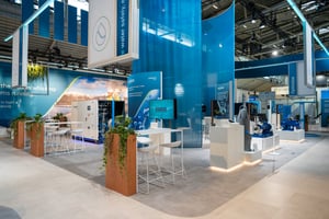 View of the sustainable Xylem exhibition stand at IFAT, with blue fabric elements symbolizing water flows.