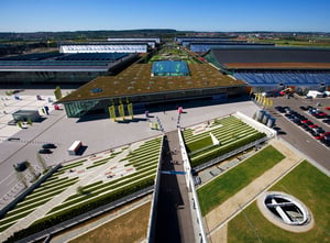 Aufsicht des Landesmesse-Stuttgart-Geländes mit begrüntem Dach.