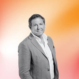 Profile picture of ET GLOBAL's new CEO Magnus Ekerot on top of a colorful background with red and orange gradient.