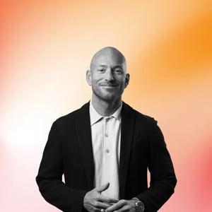 Profile picture of ET GLOBAL's new CCO Andres Wetter in front of an orange and red background.