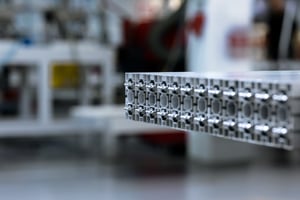 Close-up of an octanorm aluminium system profile with precise grid structure, used as a core structural component for modular brand spaces in exhibition construction.