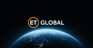 Das ET GLOBAL Logo schwebend im All über der Erde.