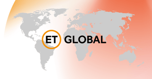 Das ET GLOBAL Logo auf einer grauen Weltkarte auf einem stilisierten orange-roten Hintergrund.