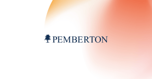 Pemberton Logo auf einem stilisierten orange-roten Hintergrund.