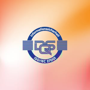 ISO/IEC 27001 Logo für Informationssicherheit vor einem orange-roten Hintergrund mit Farbverlauf.