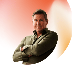 Profile picture of ET GLOBAL's new CEO Magnus Ekerot on top of a colorful background with red and orange gradient.