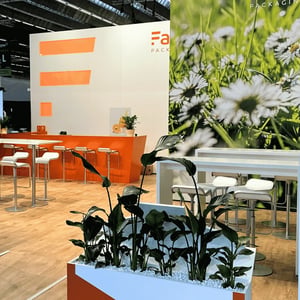 Nachhaltig gestalteter Messestand auf einer Gesundheitsmesse mit Fokus auf Verpackungslösungen für die Pharmaindustrie.
