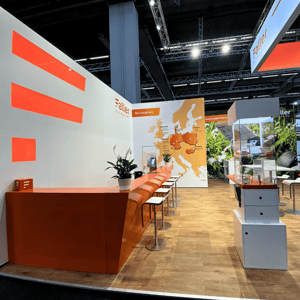 Moderner Messestand für die Pharmaindustrie auf der internationalen Pharmamesse CPHI mit Produktpräsentationen und Kundenbereich.